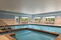 Holiday Inn Express & Suites RHINELANDER by IHG - piscina