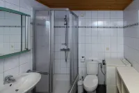 Comfortable vacation home with a sauna and whirlpool directly by the lake Hotels in Krakow am See