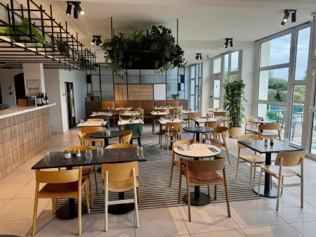 Hôtel Mercure Rouen Val-De-Reuil Отели рядом с достопримечательностью «Museum of Louviers»