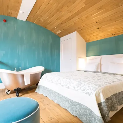 Suitehotel Posthoorn Hotels near Volendams Museum
