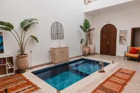 Riad White Flowers - น้ำพุร้อน
