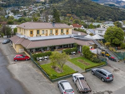The Grand Hotel & Bar - Akaroa