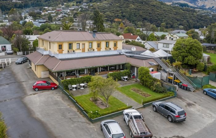 The Grand Hotel & Bar - Akaroa