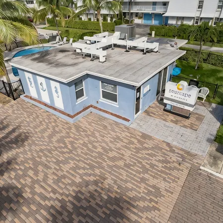 Comfortable beach apartment with pool