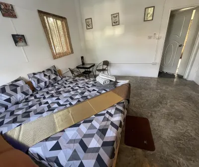 Nok Guesthouse & Hostel โรงแรมใกล้หาดทรายแดง