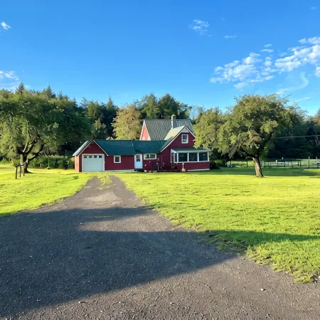 Charming Historic 4 Bdrm Farmhouse AC secluded, centrally located, fishing pond Отели в г. Шенанго