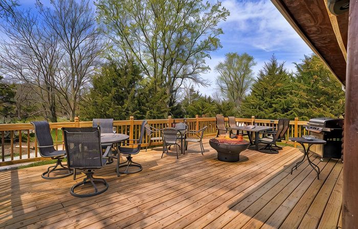 Fireside Cabin w/Hot Tub. 2 Bedrooms w/3 Queen Beds. Spacious