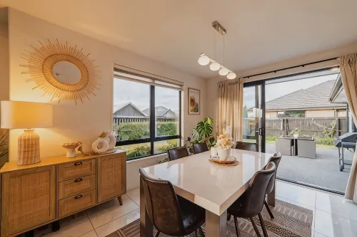 Sunlit Sanctuary with Private Patio in Wigram - Villas