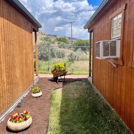 2 Minutes from the North Entrance of Yellowstone - Beautiful and Cozy Cabin
