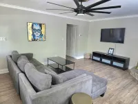 Alan's Apartment - Hot tub, fireplace, located in a quiet corner of Helen.