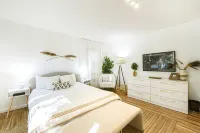 Luxury New Haven Retreat • Private Pool, Gym, Cinema • Near Yale & Beaches - WiFi