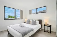 Lovely 4BR Austral Retreat Close to Station For 10 Guests - Villas