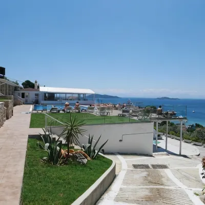 Hotel Rene Hotel dekat Pantai Elias