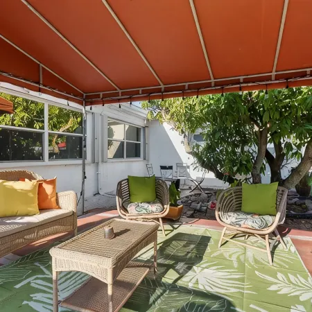 Epic! 3 Miles~Hard Rock Stadium. King Bed-Grill-Free Parking. Midpoint Location!