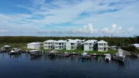 Treasure Cay Getaway with BOAT DOCK!  4 bedroom, pool, & bbq Cabana! - Alloggi