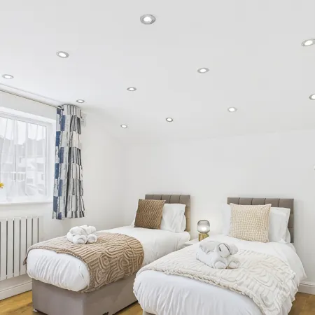 Modern 4 Bedroom Spacious House with Garden and Free Parking