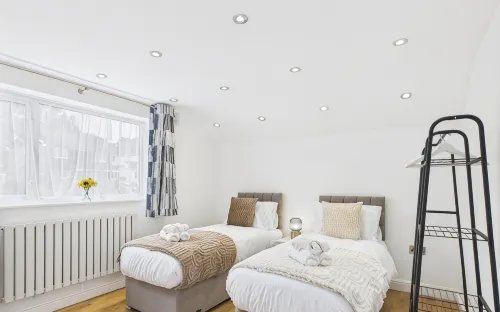 Modern 4 Bedroom Spacious House with Garden and Free Parking