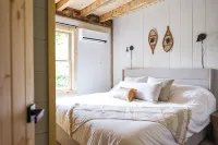 NEW Cozy 4-bedroom cabin with AC, WiFi, Hot Tub and Fire Place! - Hytter