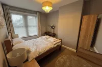 4 Bed End Terrace - Sleeps 7 - WiFi