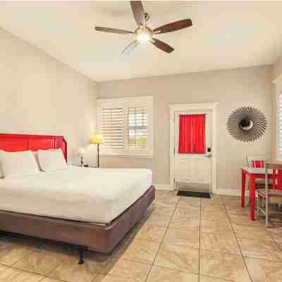 Key West Style Cottage - with pool/hot-tub Rooms