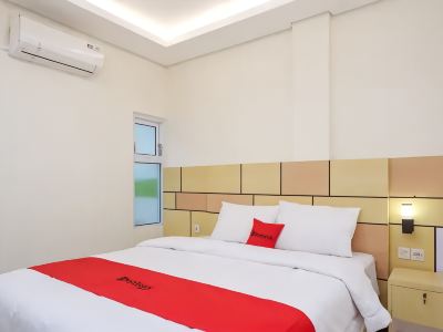 RedDoorz Plus near Pasar Gede Solo