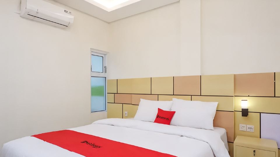 RedDoorz Plus near Pasar Gede Solo