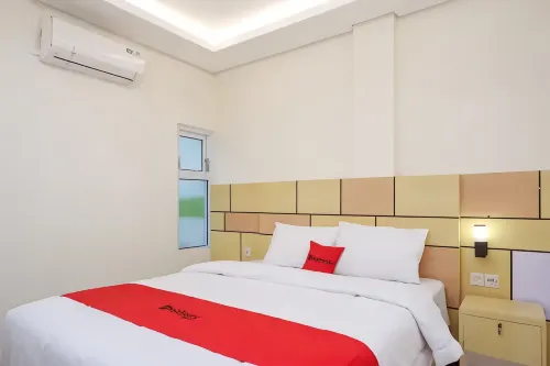 RedDoorz Plus near Pasar Gede Solo - Parking