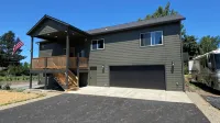 New Riverfront Retreat Home on 1 Acre - WiFi, A/C, Covered Deck and Spa