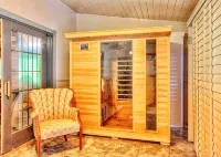 Yosemite Mountain Chalet with private sauna, decks, fireplace, air hockey & WiFi