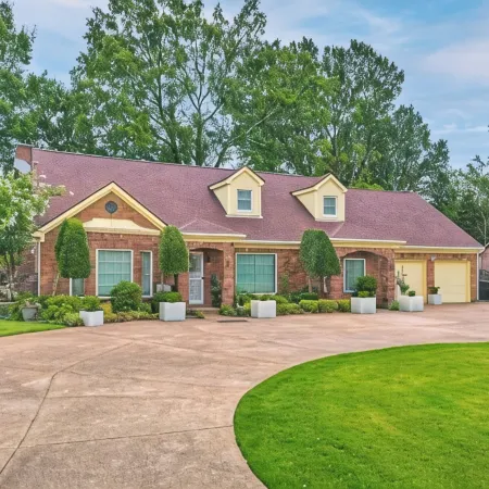 Maxie's retreat: Enjoy this charming house w/modern updates & timeless appeal.