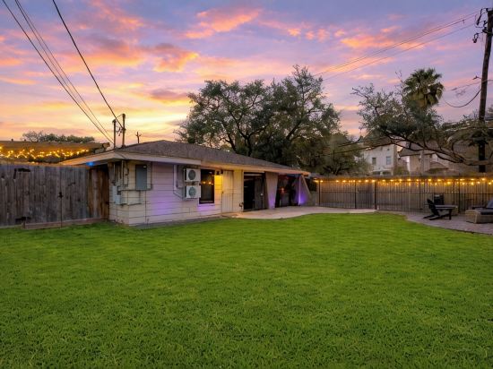 Charming 1-Bedroom Guest House Near NRG with a Level 2 Fast EV Charger