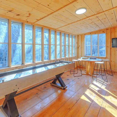 Incredible Smoky Mtn Lodge w/ Hot Tub Trails & Creek