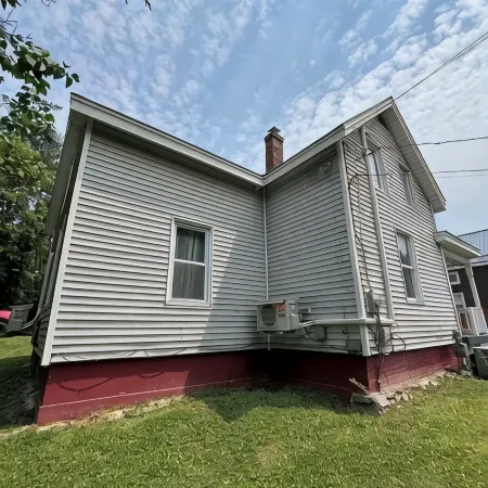 Charming 3-bedroom house with AC, WiFi and a large yard in the heart of Bangor!