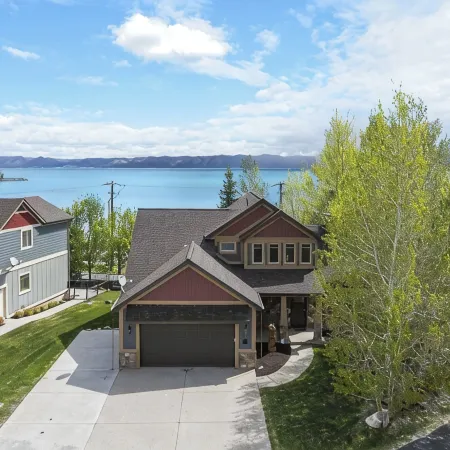Lakeside Haven, a cozy and relaxing home that sleeps 24 with pool/hottub access!