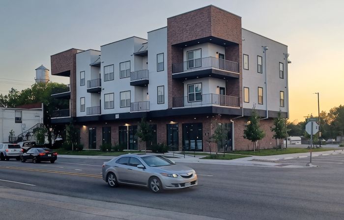 Charming 2-Bedroom Apartment in Downtown Manor