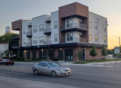 Charming 2-Bedroom Apartment in Downtown Manor