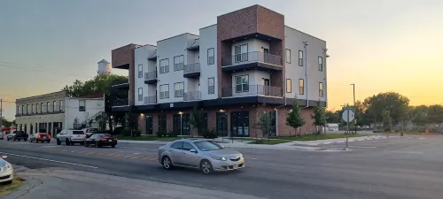 Charming 2-Bedroom Apartment in Downtown Manor