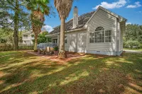 Backyard lake oasis, close to Tybee & Downtown, Low Country Lake Retreat - Homestays
