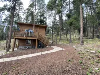 Gated Luxury Queen Bed Cottage Sleeps 2 Air Conditioning Kitchenette EV Charger - Chalets