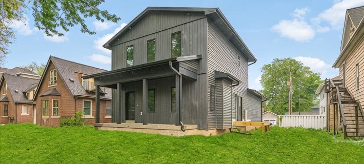 Modern 4 Bed/3.5 Bath Farmhouse Steps to Downtown CF! Hotels in Cedar Falls