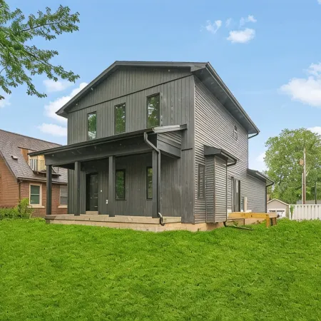 Modern 4 Bed/3.5 Bath Farmhouse Steps to Downtown CF!