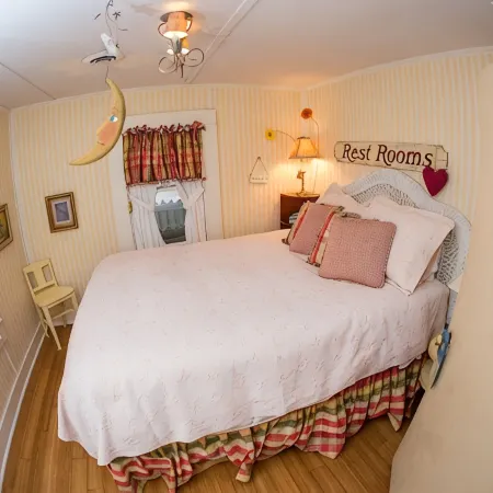 Beach cottage in the heart old town Manteo 0BX.  welcome
