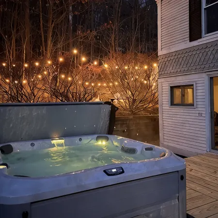 Hot Tub - 7 bedrooms - 5 minutes from Okemo Ski - enchanting 200 year old VT inn