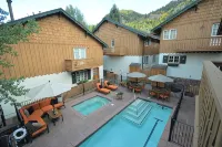 Aspen Core Designer 4 Bdrm, Walk to Everything , A/C, Parking