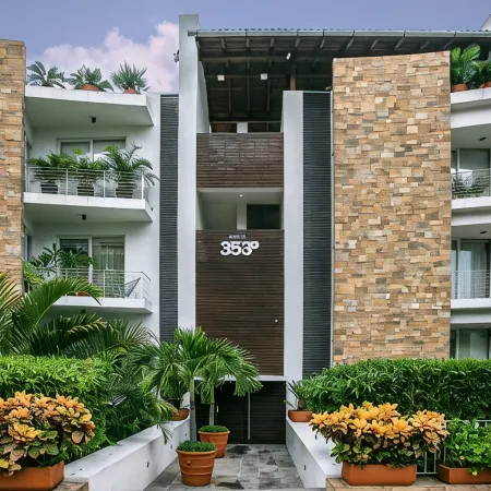 Romantic Zone Luxury Ocean-View Condo w/Rooftop Infinity Pool. Walk to Beach!
