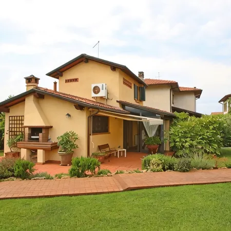 Nice little house near the beach with a nice garden. Air conditioning.