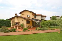 Nice little house near the beach with a nice garden. Air conditioning.