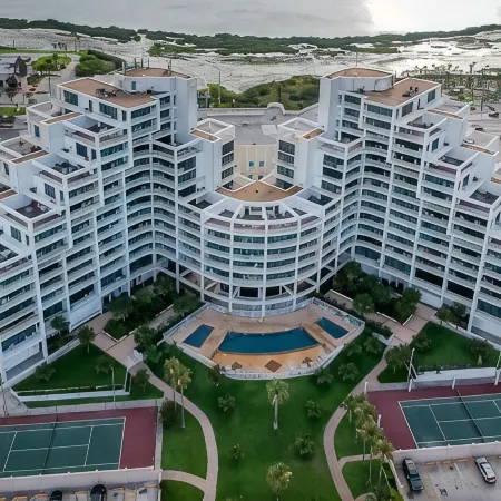 Modern Beachfront Complex 2 Minute Walk to Beach Ocean and Bay views! Sleeps 4