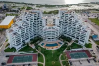 Modern Beachfront Complex 2 Minute Walk to Beach Ocean and Bay views! Sleeps 4