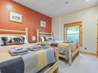 Dancing Falls Lodge: Overlooks Dirty Dancing Scene: Stream/Pond/Fire Pit/Hot Tub - シャレー
